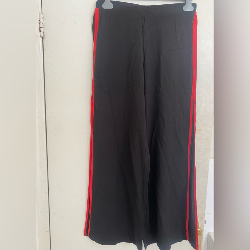 Black red trousers with slit on the side